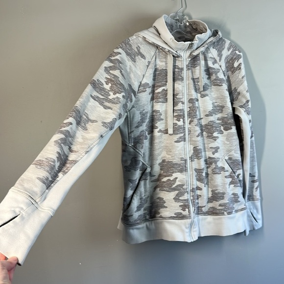 Athleta Womens Triumph Printed Hoodie in Grey Gypsum Camo Size Large Thumb Holes - Picture 11 of 16
